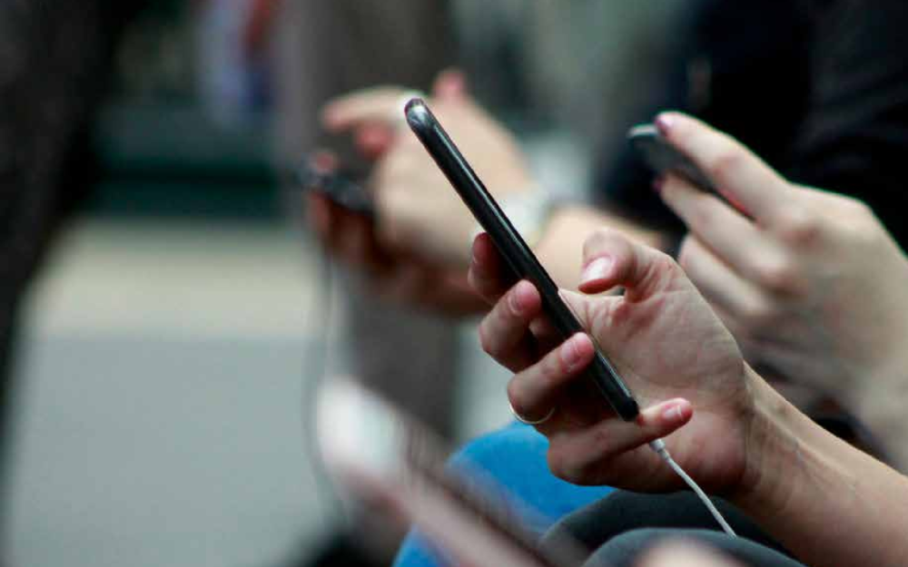 LES RÉSEAUX SOCIAUX COMME ESPACES PUBLICS